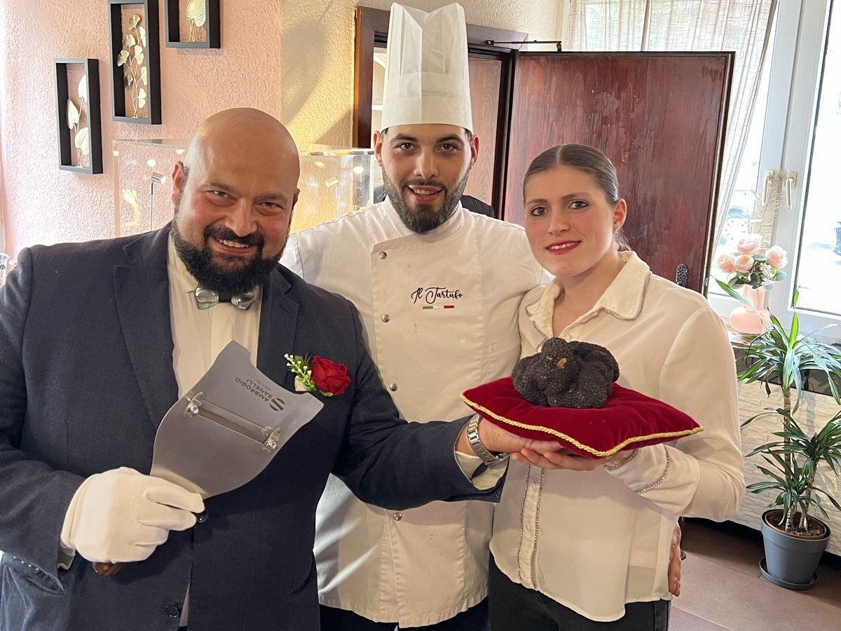 Roberto Furio con Daniele Violoni e lo staff del Ristorante Il Tartufo