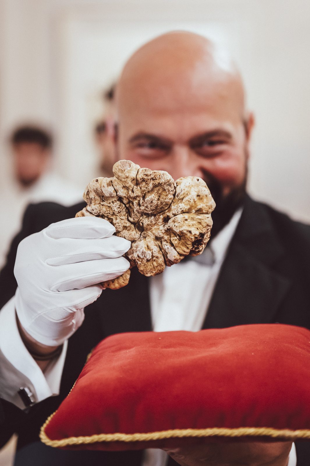 Daniele Violoni con un Tartufo bianco su cuscino rosso